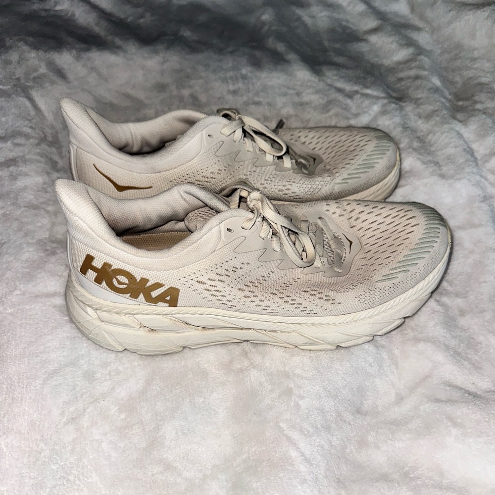 Hoka women’s Clifton 7 size 9.5